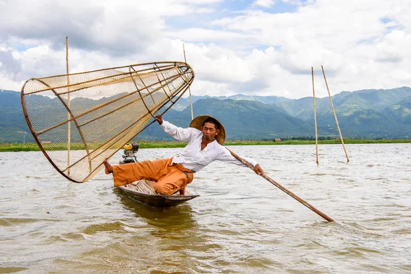 Inle Lake, Myanmar - 30 Ağustos 2016: Özel el yapımı ağı olan bir teknede tanımlanamayan Birmanyalı balıkçı. Bu Myanmar balıkçılık geleneksel yoludur