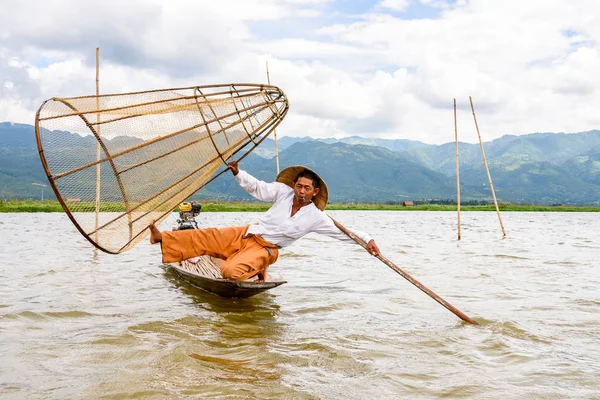 Inle Lake, Myanmar - 30 Ağustos 2016: Özel el yapımı ağı olan bir teknede tanımlanamayan Birmanyalı balıkçı. Bu Myanmar balıkçılık geleneksel yoludur