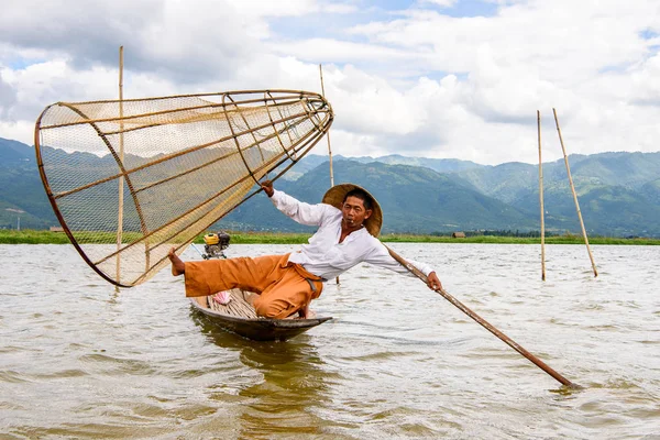 Inle Lake, Myanmar - 30 Ağustos 2016: Özel el yapımı ağı olan bir teknede tanımlanamayan Birmanyalı balıkçı. Bu Myanmar balıkçılık geleneksel yoludur