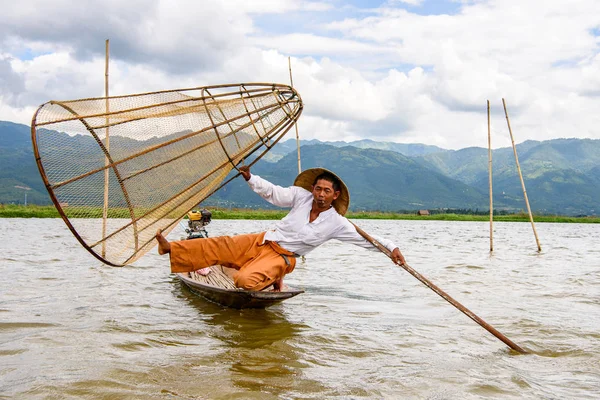 Inle Lake, Myanmar - 30 Ağustos 2016: Özel el yapımı ağı olan bir teknede tanımlanamayan Birmanyalı balıkçı. Bu Myanmar balıkçılık geleneksel yoludur