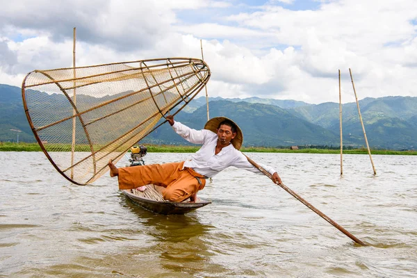 インレー湖 ミャンマー 2016 特別な手作りのネットを持つボートに正体不明のビルマの漁師 これはミャンマーの伝統的な釣りの方法です — ストック写真