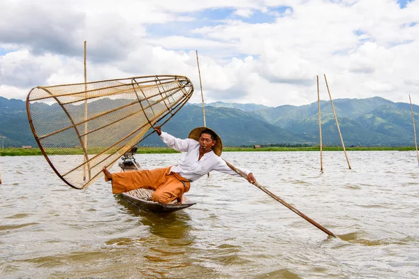 Inle Lake, Myanmar - 30 Ağustos 2016: Özel el yapımı ağı olan bir teknede tanımlanamayan Birmanyalı balıkçı. Bu Myanmar balıkçılık geleneksel yoludur