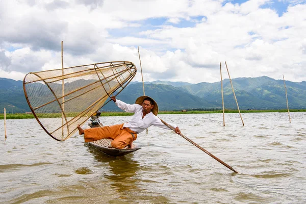 Inle Lake, Myanmar - 30 Ağustos 2016: Özel el yapımı ağı olan bir teknede tanımlanamayan Birmanyalı balıkçı. Bu Myanmar balıkçılık geleneksel yoludur