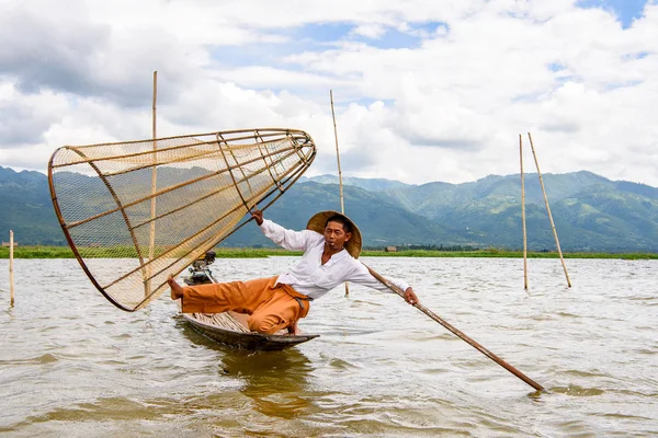 Inle Lake, Myanmar - 30 Ağustos 2016: Özel el yapımı ağı olan bir teknede tanımlanamayan Birmanyalı balıkçı. Bu Myanmar balıkçılık geleneksel yoludur