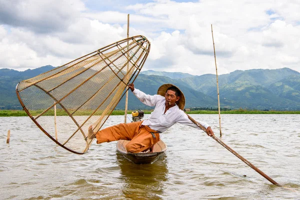 Inle Lake, Myanmar - 30 Ağustos 2016: Özel el yapımı ağı olan bir teknede tanımlanamayan Birmanyalı balıkçı. Bu Myanmar balıkçılık geleneksel yoludur