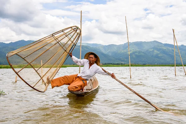 Inle Lake, Myanmar - 30 Ağustos 2016: Özel el yapımı ağı olan bir teknede tanımlanamayan Birmanyalı balıkçı. Bu Myanmar balıkçılık geleneksel yoludur