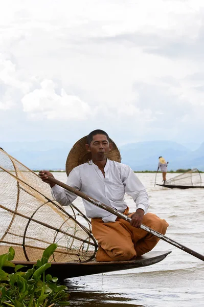 Inle Lake, Myanmar - 30 Ağustos 2016: Özel el yapımı ağı olan bir teknede tanımlanamayan Birmanyalı balıkçı. Bu Myanmar balıkçılık geleneksel yoludur