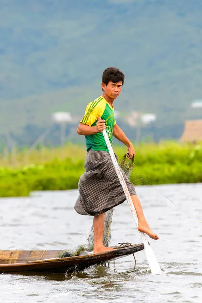 Inle Lake, Myanmar - 30 Ağustos 2016: Özel el yapımı ağı olan bir teknede tanımlanamayan Birmanyalı balıkçı. Bu Myanmar balıkçılık geleneksel yoludur