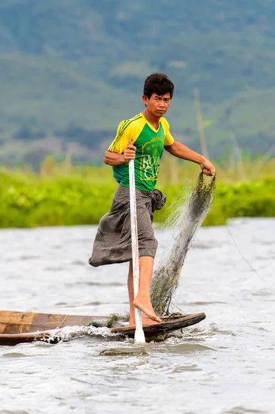 Inle Lake, Myanmar - 30 Ağustos 2016: Özel el yapımı ağı olan bir teknede tanımlanamayan Birmanyalı balıkçı. Bu Myanmar balıkçılık geleneksel yoludur