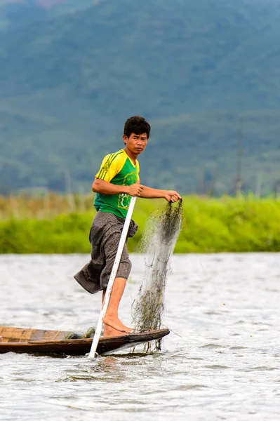 Inle Lake Myanmar Ago 2016 Pescador Birmano Identificado Barco Con —  Fotos de Stock