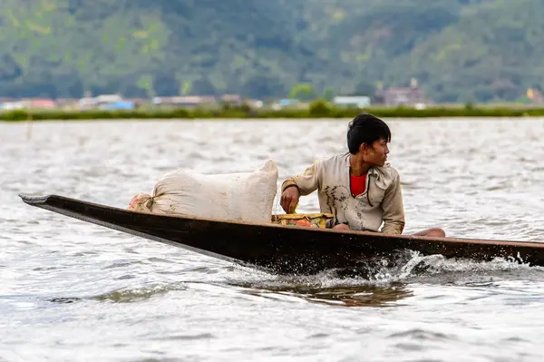 Inle Lake, Myanmar - 30 Ağustos 2016: Myanmar'ın Shan Eyaletinin Taunggyi İlçesi'nin Nyaungshwe İlçesi'nde bulunan bir tatlı su gölü olan Inle Sap'ın üzerinde bambu teknede bulunan tanımlanamayan Birmanyalı adam