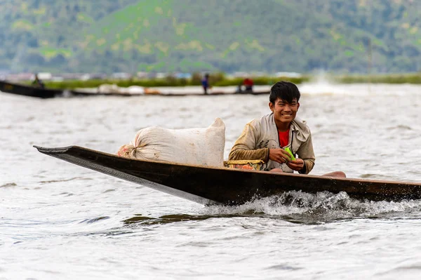 Inle Lake, Myanmar - 30 Ağustos 2016: Myanmar'ın Shan Eyaletinin Taunggyi İlçesi'nin Nyaungshwe İlçesi'nde bulunan bir tatlı su gölü olan Inle Sap'ın üzerinde bambu teknede bulunan tanımlanamayan Birmanyalı adam