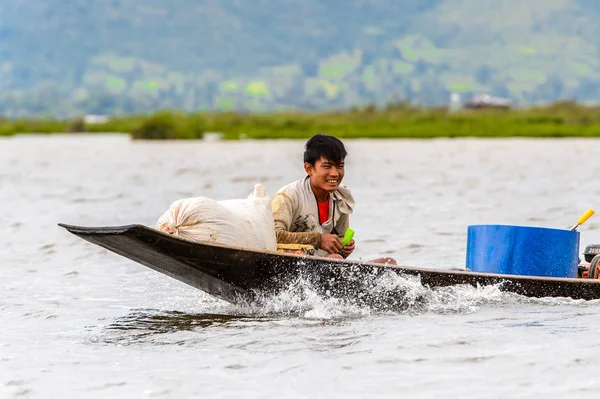 Inle Lake, Myanmar - 30 Ağustos 2016: Myanmar'ın Shan Eyaletinin Taunggyi İlçesi'nin Nyaungshwe İlçesi'nde bulunan bir tatlı su gölü olan Inle Sap'ın üzerinde bambu teknede bulunan tanımlanamayan Birmanyalı adam