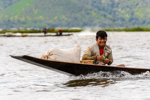Inle Lake, Myanmar - 30 Ağustos 2016: Myanmar'ın Shan Eyaletinin Taunggyi İlçesi'nin Nyaungshwe İlçesi'nde bulunan bir tatlı su gölü olan Inle Sap'ın üzerinde bambu teknede bulunan tanımlanamayan Birmanyalı adam