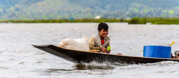 Inle Lake, Myanmar - 30 Ağustos 2016: Myanmar'ın Shan Eyaletinin Taunggyi İlçesi'nin Nyaungshwe İlçesi'nde bulunan bir tatlı su gölü olan Inle Sap'ın üzerinde bambu teknede bulunan tanımlanamayan Birmanyalı adam