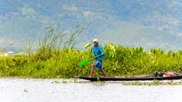 Inle Lake, Myanmar - 30 Ağustos 2016: Myanmar'ın Shan Eyaletinin Taunggyi İlçesi'nin Nyaungshwe İlçesi'nde bulunan bir tatlı su gölü olan Inle Sap'ın üzerinde bambu teknede bulunan tanımlanamayan Birmanyalı adam