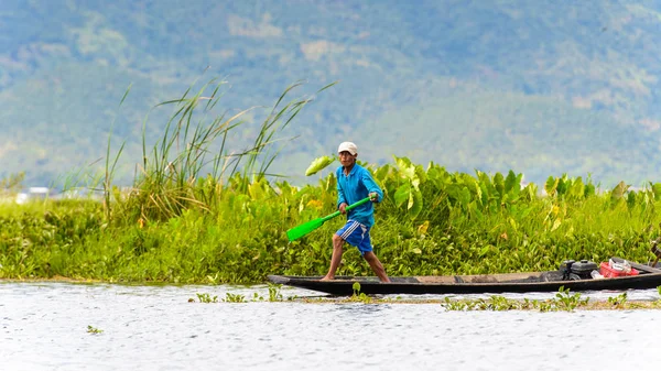 Lago Inle Myanmar Agosto 2016 Uomo Birmano Non Identificato Barca — Foto Stock