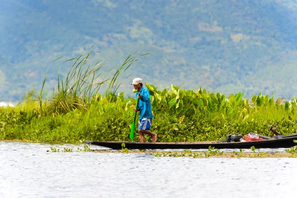 Lago Inle Myanmar Agosto 2016 Uomo Birmano Non Identificato Barca — Foto Stock