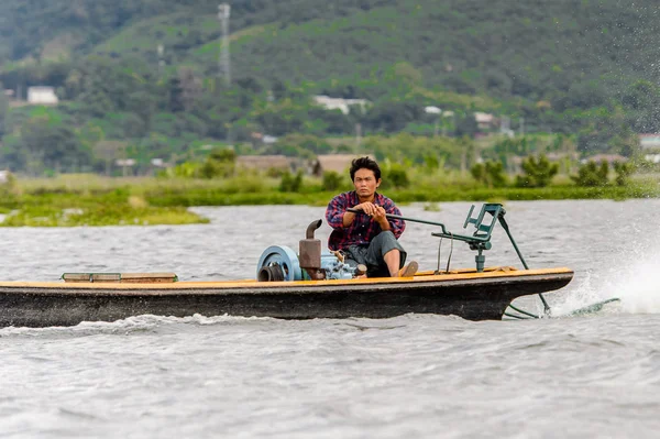Inle Lake, Myanmar - 30 Ağustos 2016: Myanmar'ın Shan Eyaletinin Taunggyi İlçesi'nin Nyaungshwe İlçesi'nde bulunan bir tatlı su gölü olan Inle Sap'ın üzerinde bambu teknede bulunan tanımlanamayan Birmanyalı adam