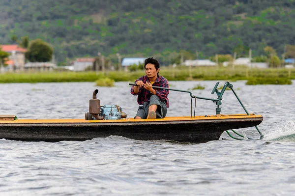 Inle Lake, Myanmar - 30 Ağustos 2016: Myanmar'ın Shan Eyaletinin Taunggyi İlçesi'nin Nyaungshwe İlçesi'nde bulunan bir tatlı su gölü olan Inle Sap'ın üzerinde bambu teknede bulunan tanımlanamayan Birmanyalı adam