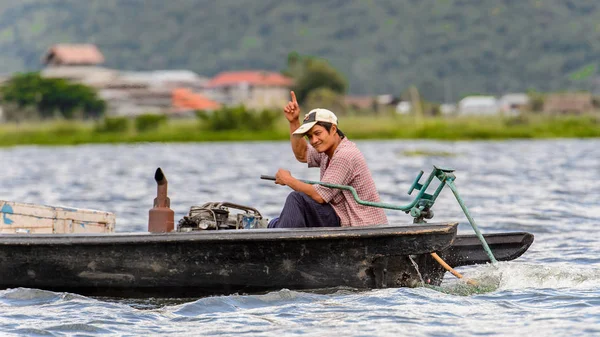 Inle Lake, Myanmar - 30 Ağustos 2016: Myanmar'ın Shan Eyaletinin Taunggyi İlçesi'nin Nyaungshwe İlçesi'nde bulunan bir tatlı su gölü olan Inle Sap'ın üzerinde bambu teknede bulunan tanımlanamayan Birmanyalı adam