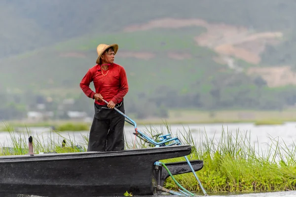 Inle Lake, Myanmar - 30 Ağustos 2016: Myanmar'ın Shan Eyaletinin Taunggyi İlçesi'nin Nyaungshwe İlçesi'nde bulunan bir tatlı su gölü olan Inle Sap'ın üzerinde bambu teknede bulunan tanımlanamayan Birmanyalı adam