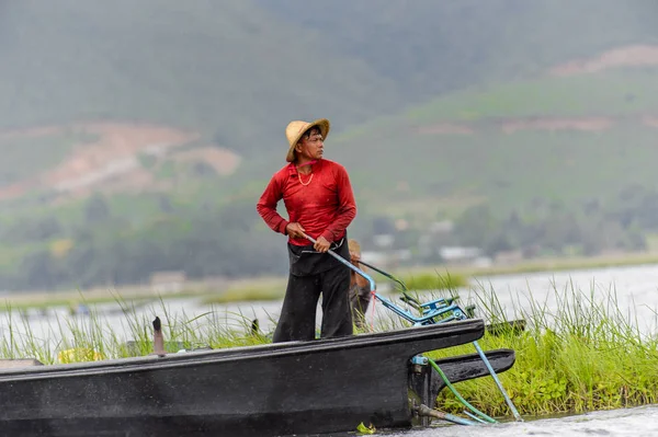 Inle Lake, Myanmar - 30 Ağustos 2016: Myanmar'ın Shan Eyaletinin Taunggyi İlçesi'nin Nyaungshwe İlçesi'nde bulunan bir tatlı su gölü olan Inle Sap'ın üzerinde bambu teknede bulunan tanımlanamayan Birmanyalı adam