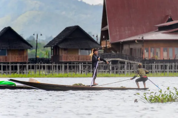 Inle Lake, Myanmar - 30 Ağustos 2016: Myanmar'ın Shan Eyaletinin Taunggyi İlçesi'nin Nyaungshwe İlçesi'nde bulunan bir tatlı su gölü olan Inle Sap'ın üzerinde bambu tekneyle seyreden tanımlanamayan Birmanyalılar