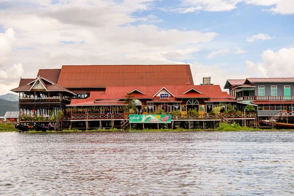 Inle Lake, Myanmar - 30 Ağustos 2016: Inle Sap üzerinde Inpawkhon köyünün evleri, Shan Eyaleti'nin Taunggyi İlçesi Nyaungshwe İlçesi'nde bir tatlı su gölü, Myanmar