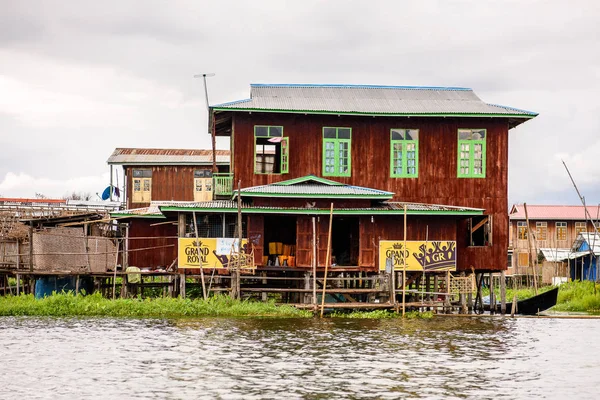 Inle Lake, Myanmar - 30 Ağustos 2016: Inle Sap üzerinde Inpawkhon köyünün evleri, Shan Eyaleti'nin Taunggyi İlçesi Nyaungshwe İlçesi'nde bir tatlı su gölü, Myanmar