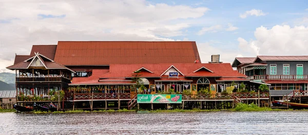 Inle Lake, Myanmar - 30 Ağustos 2016: Inle Sap üzerinde Inpawkhon köyünün evleri, Shan Eyaleti'nin Taunggyi İlçesi Nyaungshwe İlçesi'nde bir tatlı su gölü, Myanmar