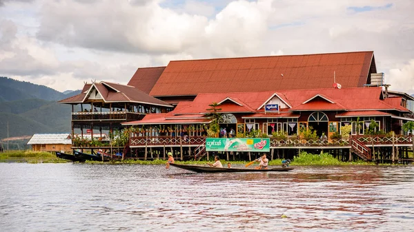 Inle Lake, Myanmar - 30 Ağustos 2016: Inle Sap üzerinde Inpawkhon köyünün evleri, Shan Eyaleti'nin Taunggyi İlçesi Nyaungshwe İlçesi'nde bir tatlı su gölü, Myanmar