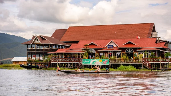 Inle Lake, Myanmar - 30 Ağustos 2016: Inle Sap üzerinde Inpawkhon köyünün evleri, Shan Eyaleti'nin Taunggyi İlçesi Nyaungshwe İlçesi'nde bir tatlı su gölü, Myanmar