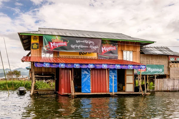 Inle Lake, Myanmar - 30 Ağustos 2016: Inle Sap üzerinde Inpawkhon köyünün evleri, Shan Eyaleti'nin Taunggyi İlçesi Nyaungshwe İlçesi'nde bir tatlı su gölü, Myanmar
