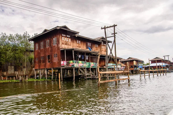 Inle Lake, Myanmar - 30 Ağustos 2016: Inle Sap üzerinde Inpawkhon köyünün evleri, Shan Eyaleti'nin Taunggyi İlçesi Nyaungshwe İlçesi'nde bir tatlı su gölü, Myanmar