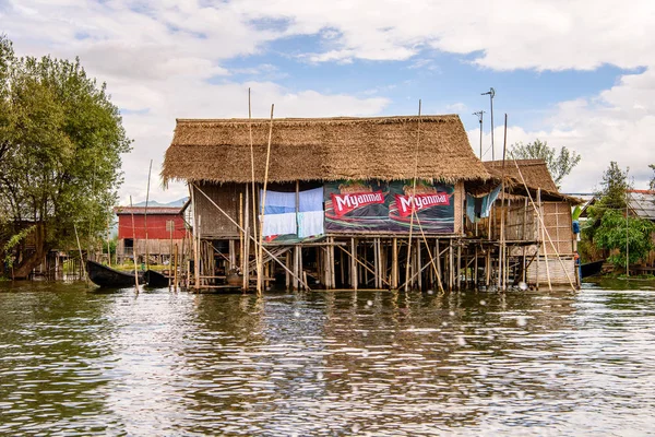Inle Lake, Myanmar - 30 Ağustos 2016: Shan Eyaleti'nin Taunggyi İlçesi Nyaungshwe İlçesi'nde bir tatlı su gölü olan Inle Sap üzerinde inpawkhon köyünün güzel manzarası, Myanmar