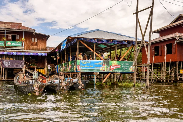 Inle Lake, Myanmar - 30 Ağustos 2016: Shan Eyaleti'nin Taunggyi İlçesi Nyaungshwe İlçesi'nde bir tatlı su gölü olan Inle Sap üzerinde inpawkhon köyünün güzel manzarası, Myanmar