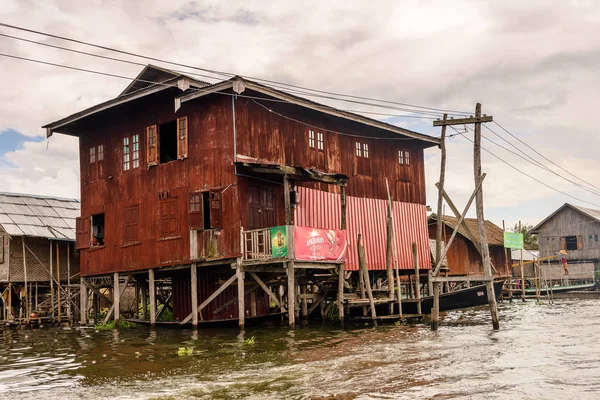 Inle Lake, Myanmar - 30 Ağustos 2016: Shan Eyaleti'nin Taunggyi İlçesi Nyaungshwe İlçesi'nde bir tatlı su gölü olan Inle Sap üzerinde inpawkhon köyünün güzel manzarası, Myanmar