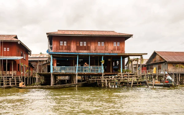 Inle Lake, Myanmar - 30 Ağustos 2016: Shan Eyaleti'nin Taunggyi İlçesi Nyaungshwe İlçesi'nde bir tatlı su gölü olan Inle Sap üzerinde inpawkhon köyünün güzel manzarası, Myanmar