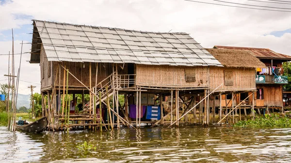 Inle Lake, Myanmar - 30 Ağustos 2016: Inle Sap üzerinde inpawkhon köyü, Shan Eyaleti Taunggyi İlçesi Nyaungshwe İlçesi'nde bir tatlı su gölü, Myanmar
