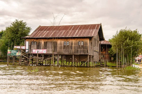 Inle Lake, Myanmar - 30 Ağustos 2016: Inle Sap üzerinde inpawkhon köyü, Shan Eyaleti Taunggyi İlçesi Nyaungshwe İlçesi'nde bir tatlı su gölü, Myanmar
