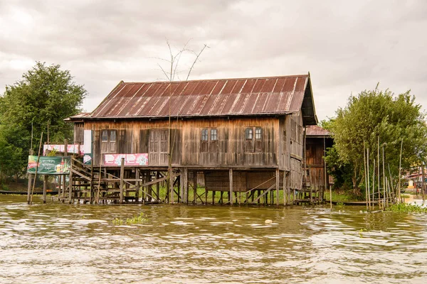 Inle Lake, Myanmar - 30 Ağustos 2016: Inle Sap üzerinde inpawkhon köyü, Shan Eyaleti Taunggyi İlçesi Nyaungshwe İlçesi'nde bir tatlı su gölü, Myanmar