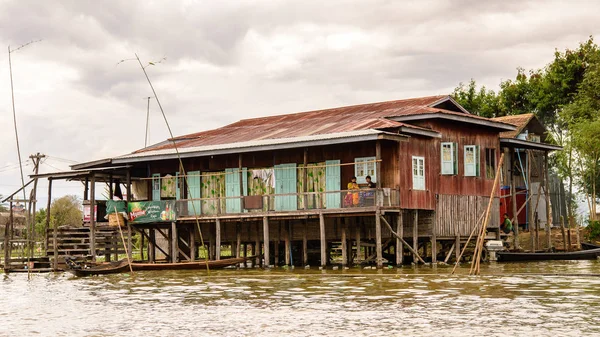 Inle Lake, Myanmar - 30 Ağustos 2016: Inle Sap üzerinde inpawkhon köyü, Shan Eyaleti Taunggyi İlçesi Nyaungshwe İlçesi'nde bir tatlı su gölü, Myanmar