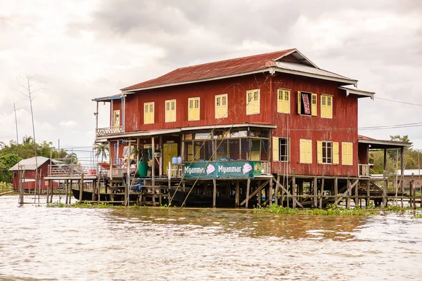 Inle Lake, Myanmar - 30 Ağustos 2016: Inle Sap üzerinde inpawkhon köyü, Shan Eyaleti Taunggyi İlçesi Nyaungshwe İlçesi'nde bir tatlı su gölü, Myanmar