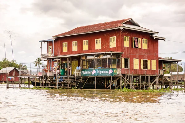 Inle Lake, Myanmar - 30 Ağustos 2016: Inle Sap üzerinde inpawkhon köyü, Shan Eyaleti Taunggyi İlçesi Nyaungshwe İlçesi'nde bir tatlı su gölü, Myanmar