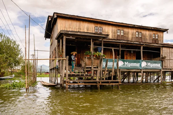 Inle Lake, Myanmar - 30 Ağustos 2016: Inle Sap üzerinde inpawkhon köyü, Shan Eyaleti Taunggyi İlçesi Nyaungshwe İlçesi'nde bir tatlı su gölü, Myanmar