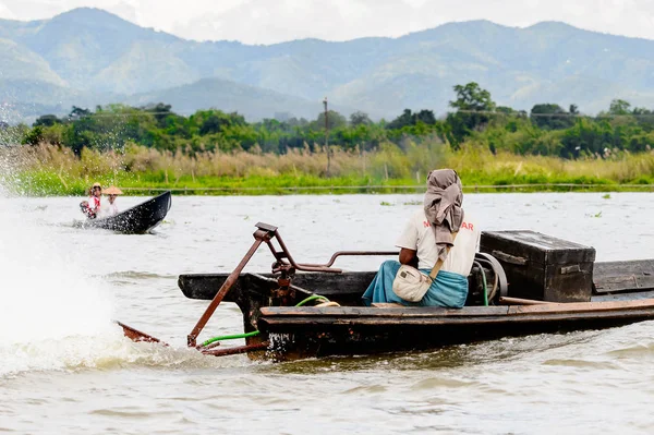 Inle Lake, Myanmar - 30 Ağustos 2016: Myanmar'ın Shan Eyaletinin Taunggyi İlçesi'nin Nyaungshwe İlçesi'nde bulunan bir tatlı su gölü olan Inle Sap'ın üzerinde bambu teknede bulunan tanımlanamayan Birmanyalı adam