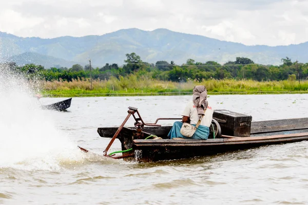 Inle Lake, Myanmar - 30 Ağustos 2016: Myanmar'ın Shan Eyaletinin Taunggyi İlçesi'nin Nyaungshwe İlçesi'nde bulunan bir tatlı su gölü olan Inle Sap'ın üzerinde bambu teknede bulunan tanımlanamayan Birmanyalı adam