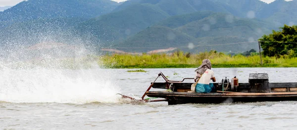 Inle Lake, Myanmar - 30 Ağustos 2016: Myanmar'ın Shan Eyaletinin Taunggyi İlçesi'nin Nyaungshwe İlçesi'nde bulunan bir tatlı su gölü olan Inle Sap'ın üzerinde bambu teknede bulunan tanımlanamayan Birmanyalı adam