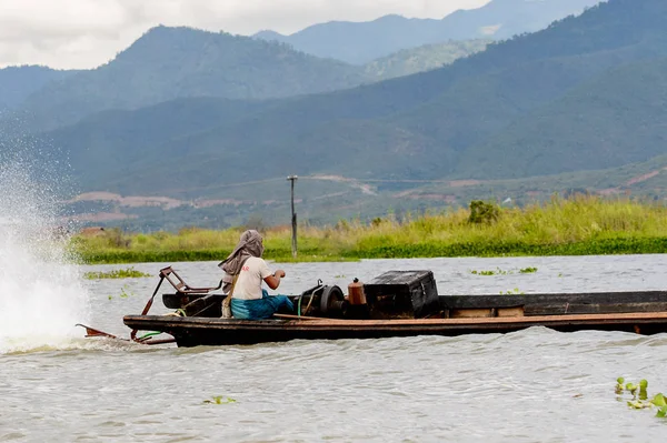 Inle Lake Myanmar Août 2016 Birman Non Identifié Bateau Bambou — Photo